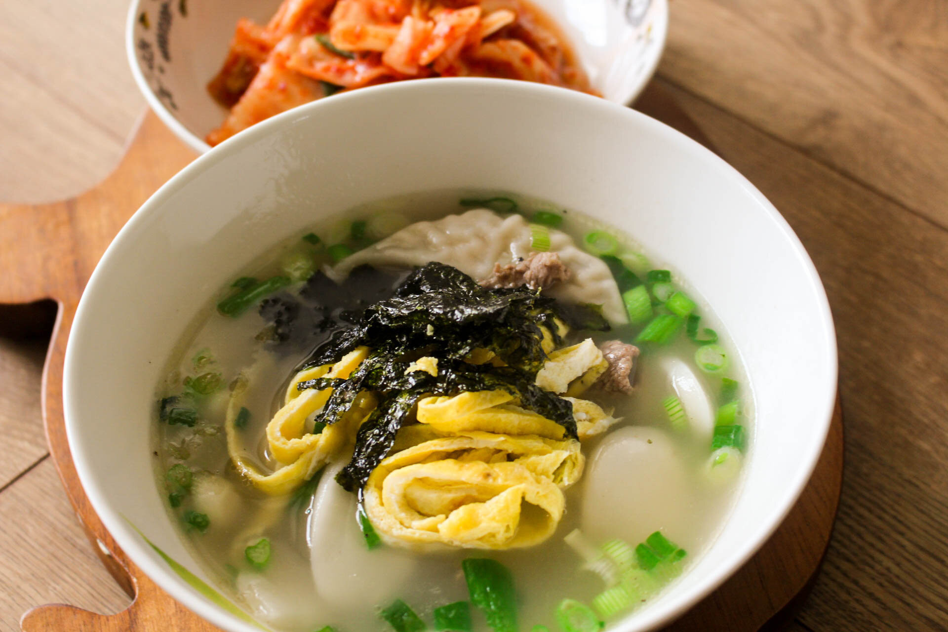 alt text: Món Tteok mandu guk truyền thống của Hàn Quốc