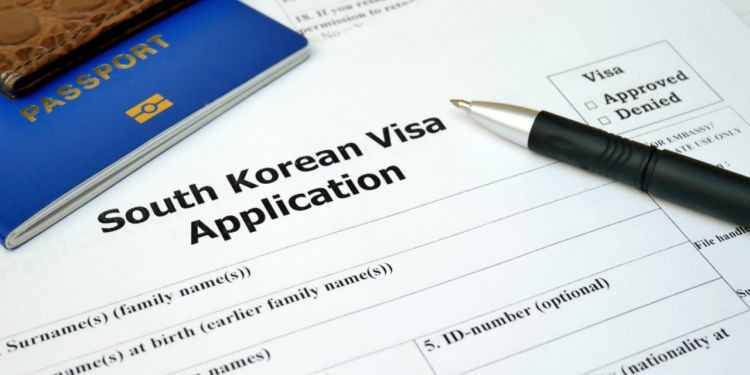 Alt text: Nhân viên tư vấn visa cho khách hàng
