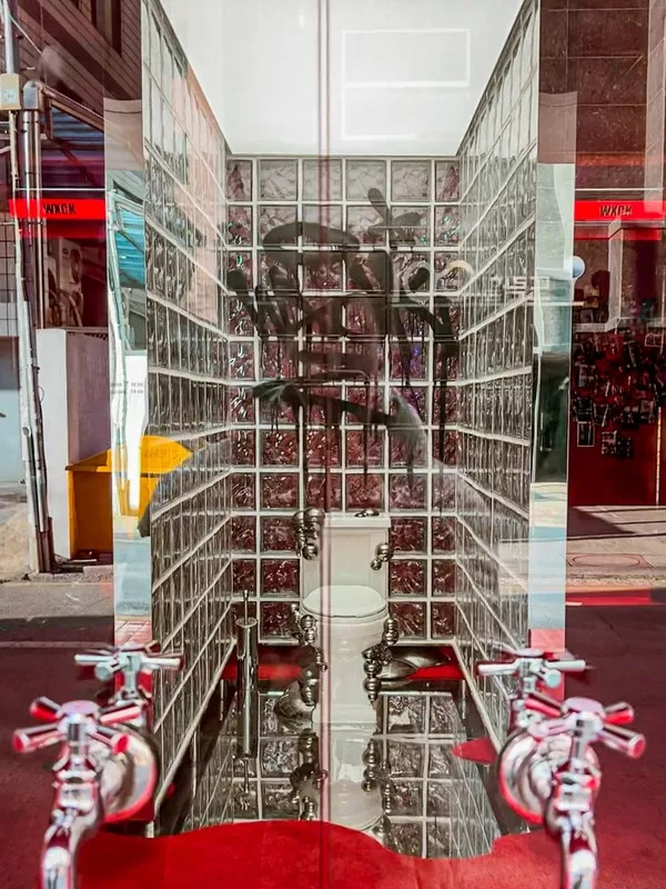 Ảnh chụp tại photobooth theo chủ đề nhà vệ sinh