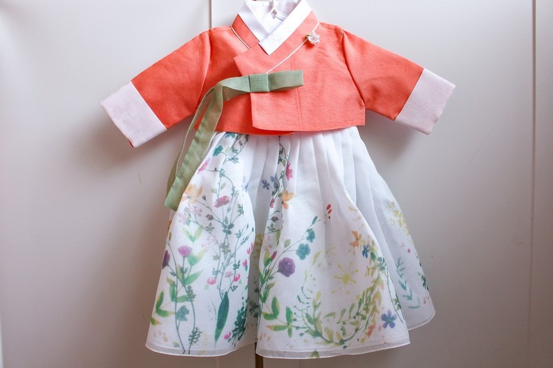 Bé gái mặc Hanbok
