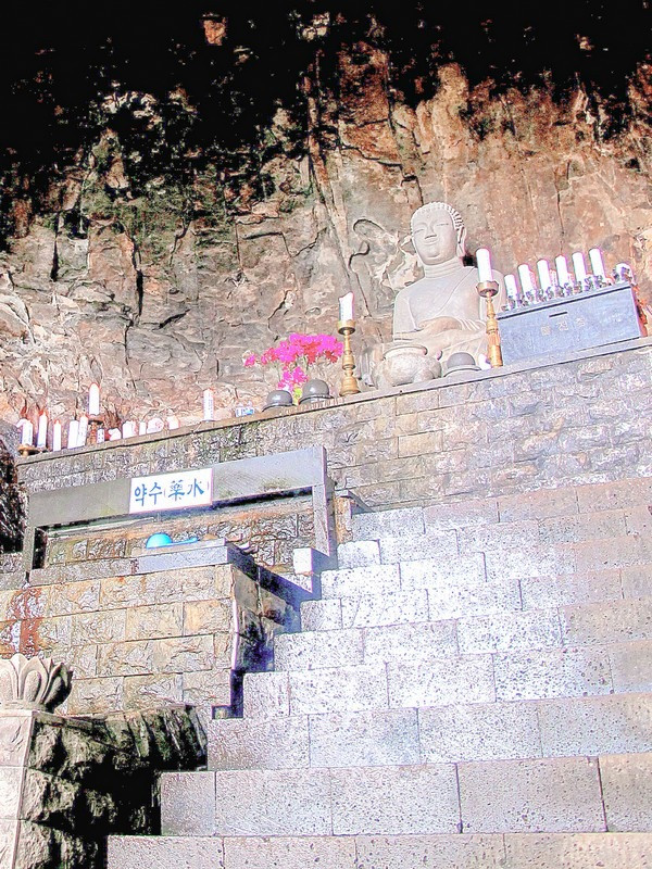 Bên trong hang động trên núi Sanbangsan, đảo Jeju, Hàn Quốc