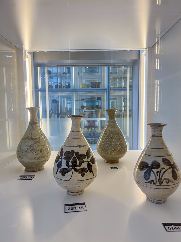 Các hiện vật được trưng bày theo chủ đề