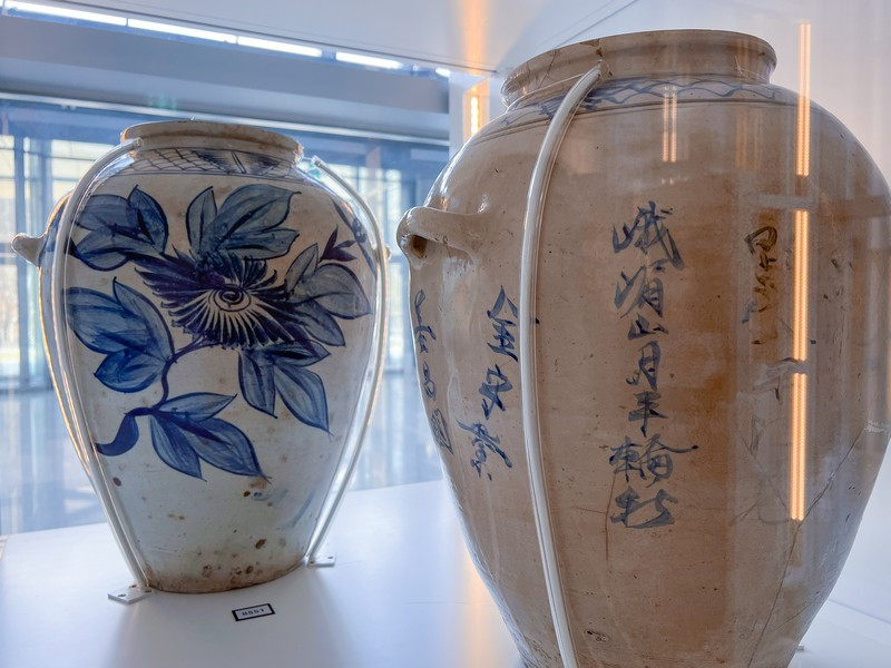 Các hiện vật được trưng bày trong tủ kính