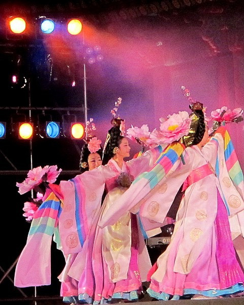 Các nghệ sĩ biểu diễn trong trang phục Hanbok