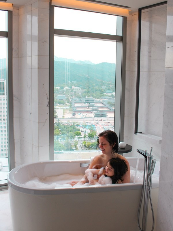 Chi tiết bồn tắm và đồ dùng vệ sinh cá nhân tại Four Seasons Seoul