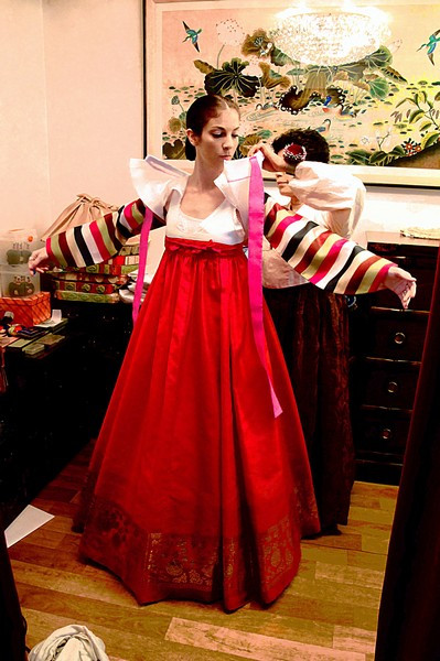 Cô dâu mặc Hanbok truyền thống, ảnh khác