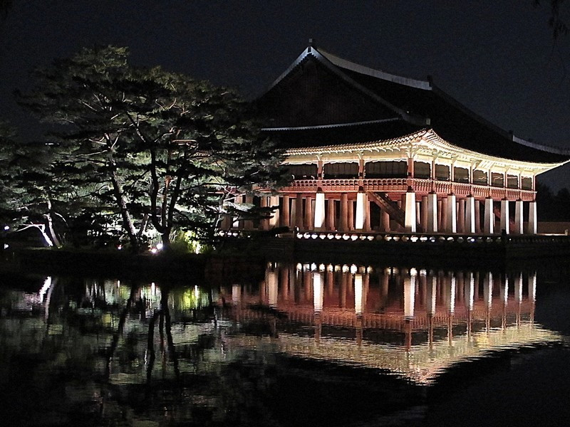 Cổng Gwanghwamun nhìn từ bên ngoài Cung điện Gyeongbokgung