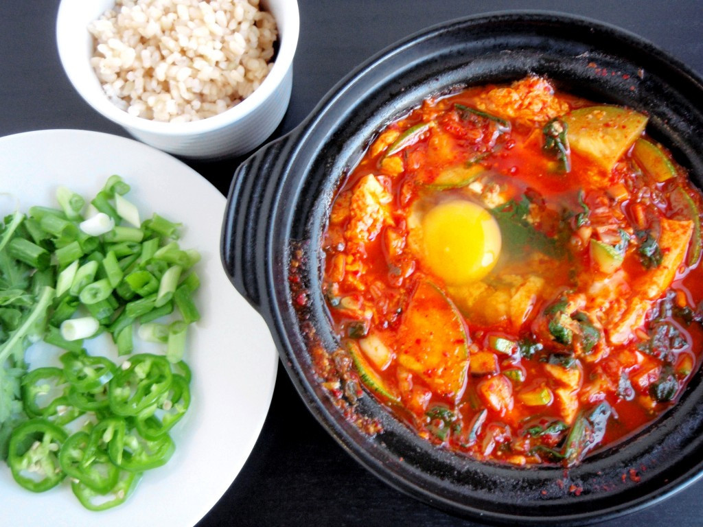 Đậu phụ hầm cay (Soondubu jjigae)