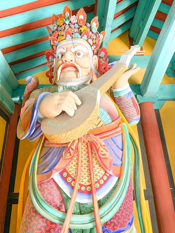 Đèn lồng và hoa tại chùa Donghwasa
