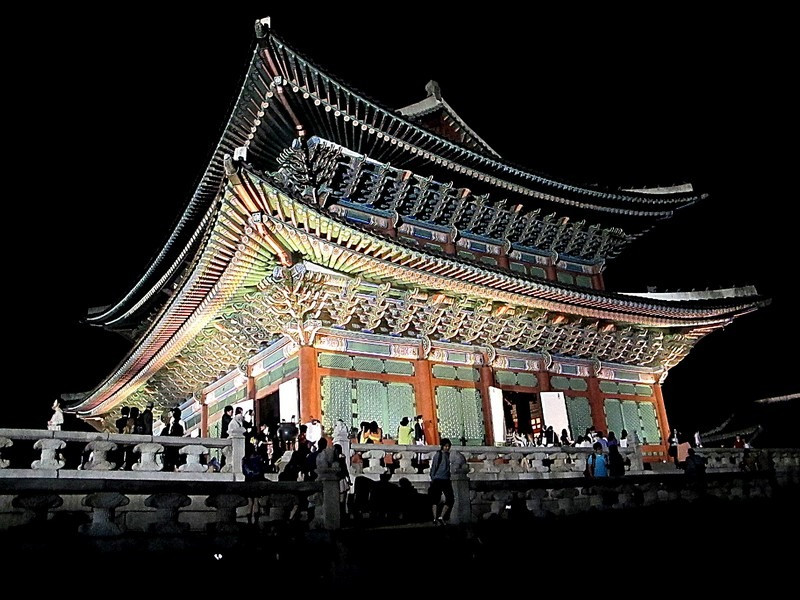 Điện Geunjeongjeon lung linh trong đêm tại Cung điện Gyeongbokgung