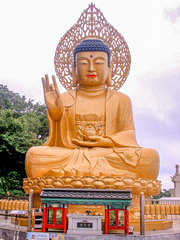 Hang động trên núi Sanbangsan, đảo Jeju, Hàn Quốc