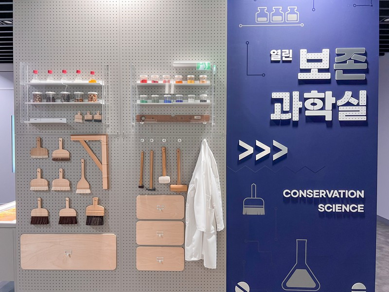 Hình ảnh đội ngũ bảo tồn đang làm việc