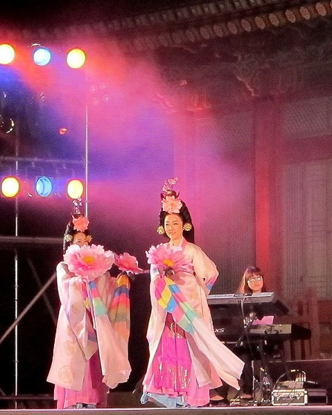 Khán giả thưởng thức buổi biểu diễn tại Cung điện Gyeongbokgung