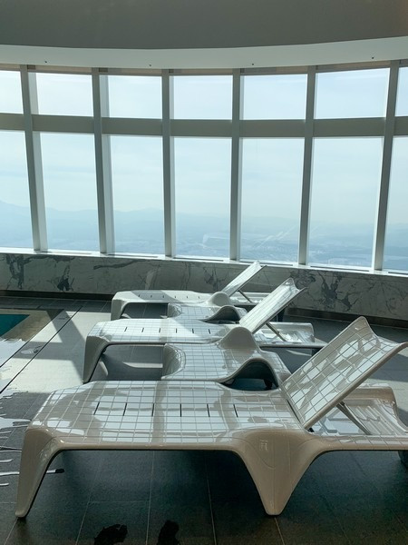 Khu vực thư giãn cạnh hồ bơi tại Signiel Hotel