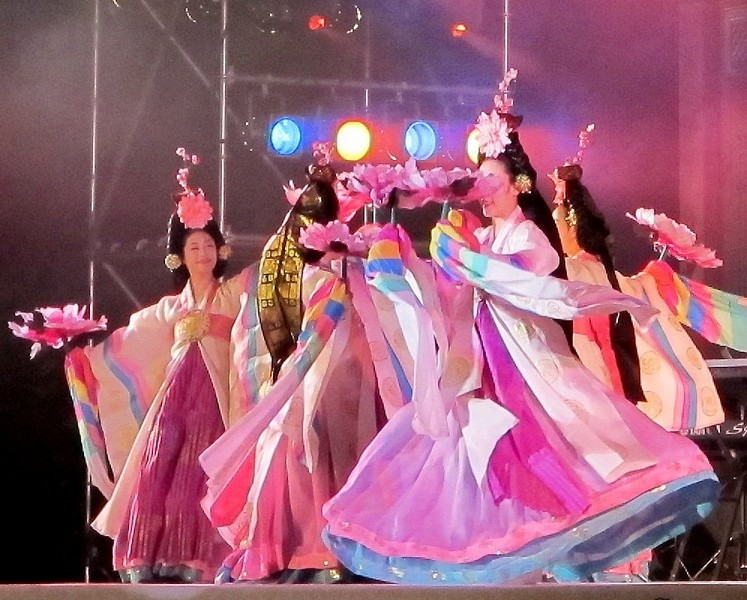 Lầu Gyeonghoeru soi bóng xuống mặt hồ tĩnh lặng