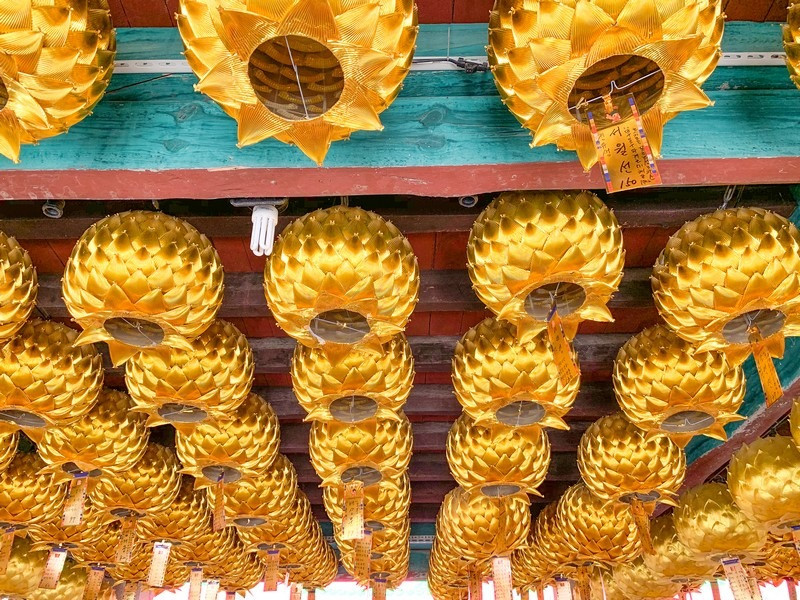 Nội điện chùa Donghwasa