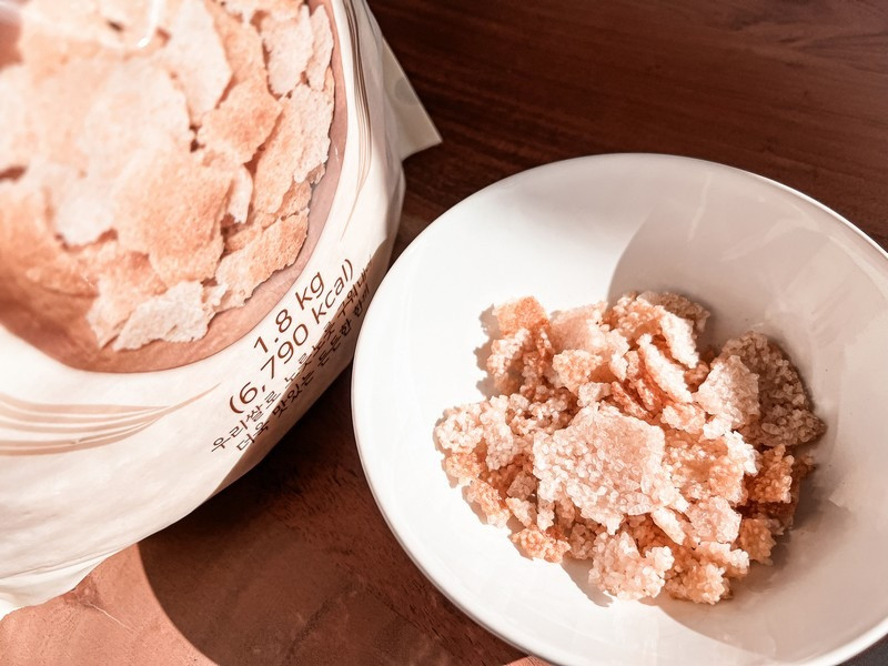 Nurungji (누룽지) được phục vụ trong nồi đất