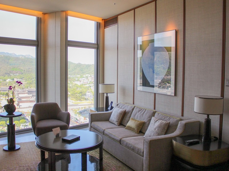 Phòng ngủ tại Four Seasons Seoul với tầm nhìn ra Cung điện Gyeongbokgung