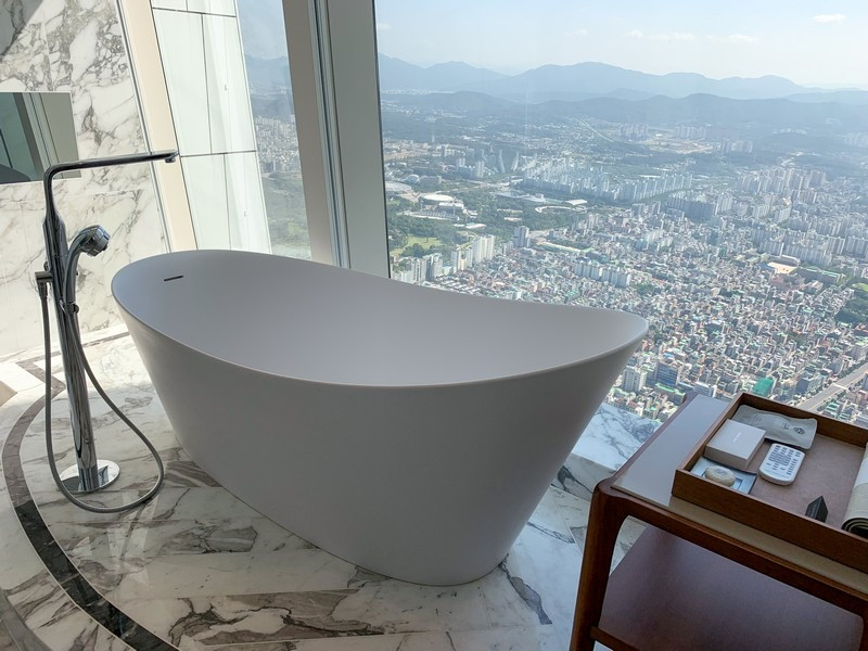 Phòng ngủ tại Signiel Hotel với view thành phố