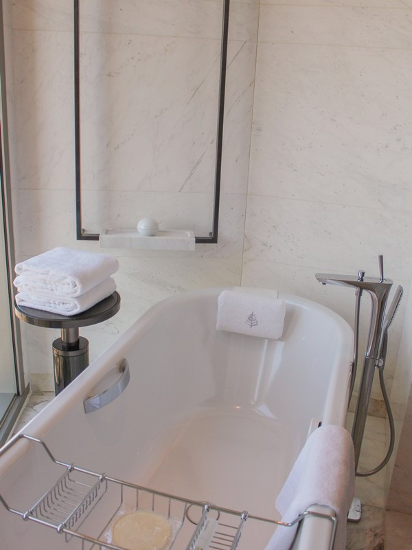 Phòng tắm sang trọng tại Four Seasons Seoul
