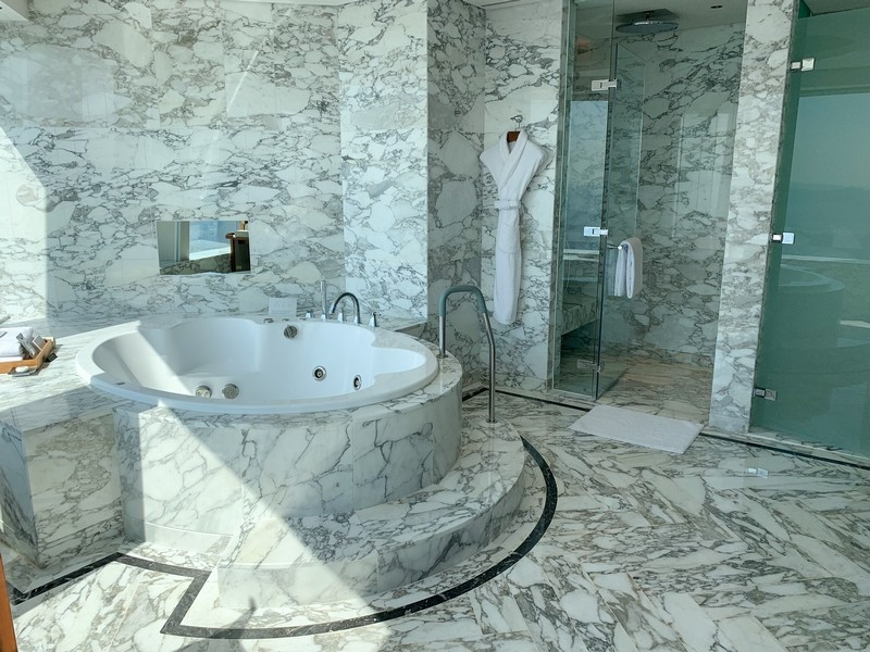 Phòng tắm với bồn tắm sang trọng tại Signiel Hotel