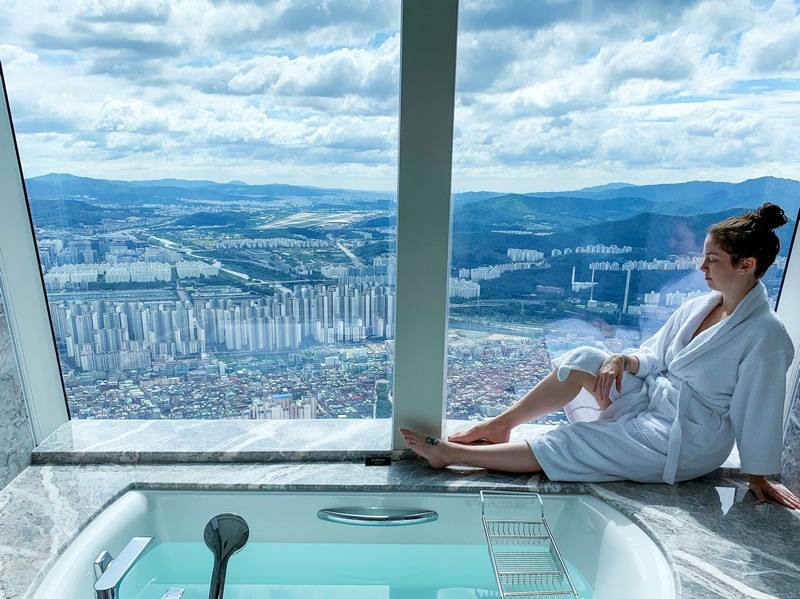 Quầy lễ tân Signiel Hotel