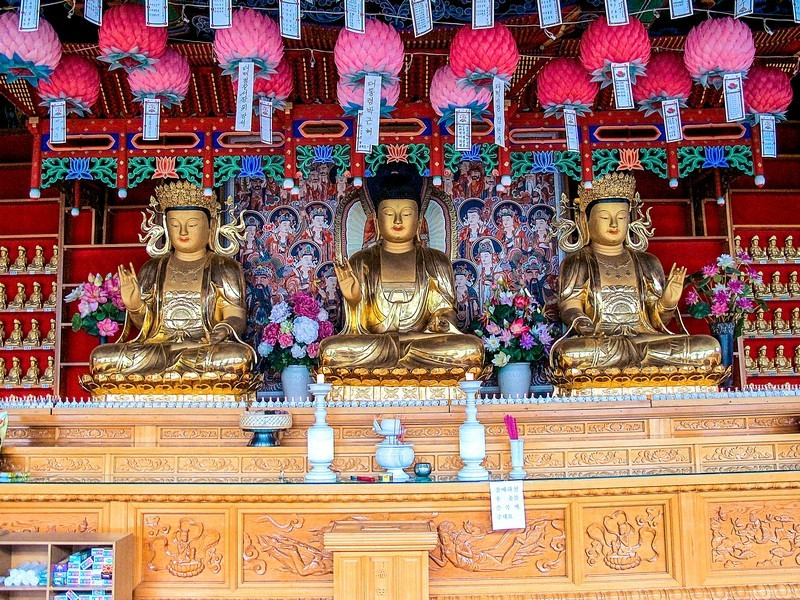 Tháp đá 7 tầng trước cổng chùa