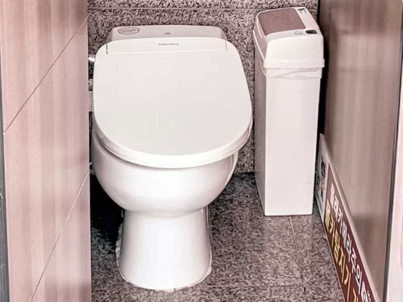 Thùng rác trong nhà vệ sinh Hàn Quốc