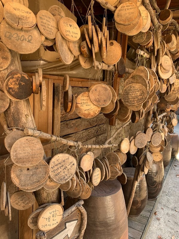 Thưởng thức món gà hầm tại Donggigan